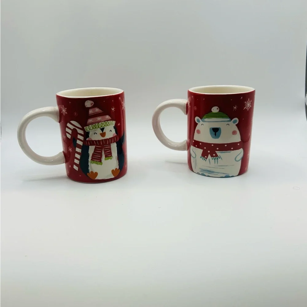 Sur la table Festive Red Holiday Mugs Set 3 inches tall each
